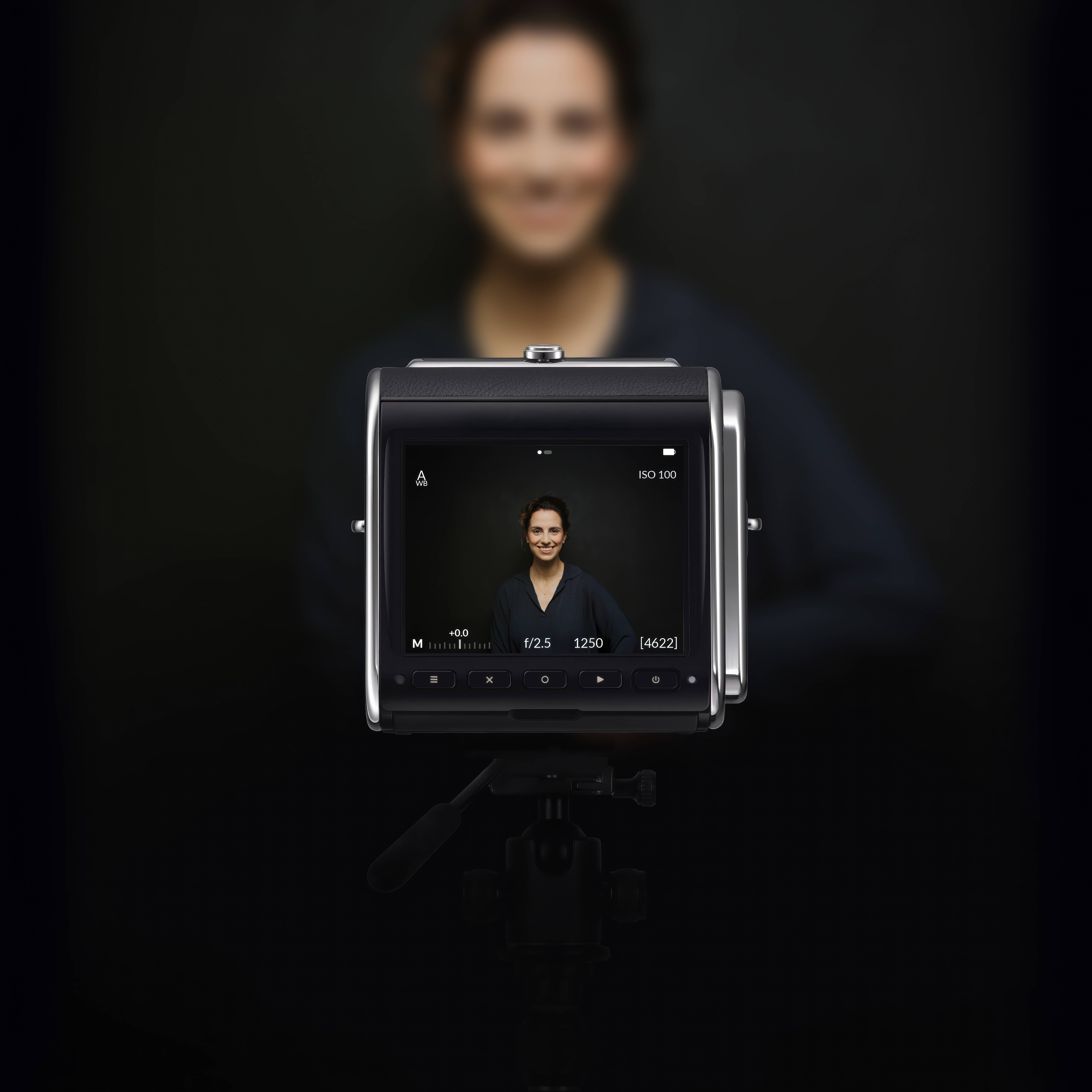 Professionelle Aufnahme einer Patientin im Fotostudio – präzise Diagnostik und Digital Smile Design bei den Q-Zahnärzten Freiburg.