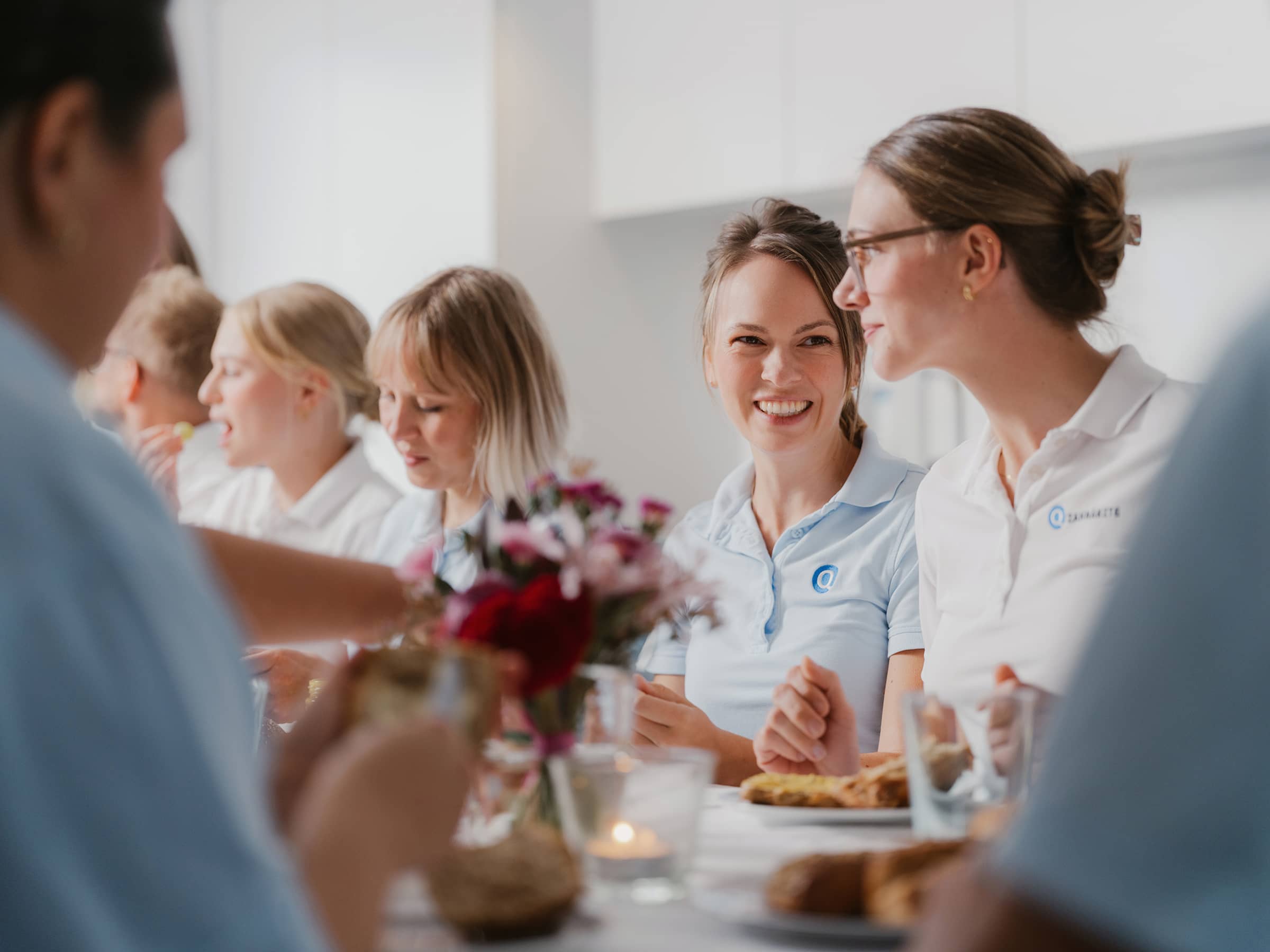 Das Praxisteam der Q-Zahnärzte Freiburg beim gemeinsamen Team-Moment – moderne Zahnmedizin, herzliche Atmosphäre und professionelle Zusammenarbeit.