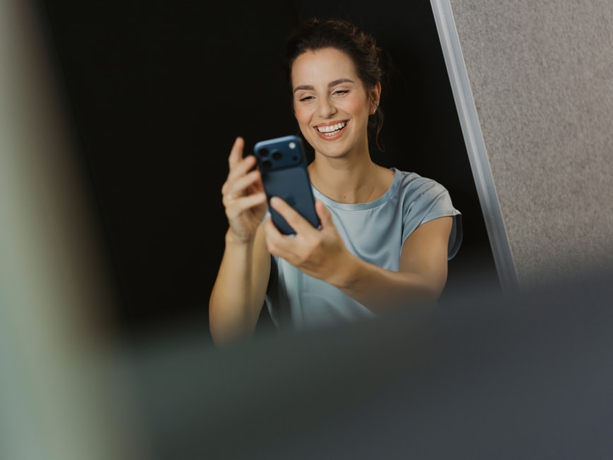 Patientin macht Selfie zur digitalen Zahnästhetik-Analyse – moderner Workflow für präzise Planung von Zahnkorrekturen bei den Q-Zahnärzten Freiburg.