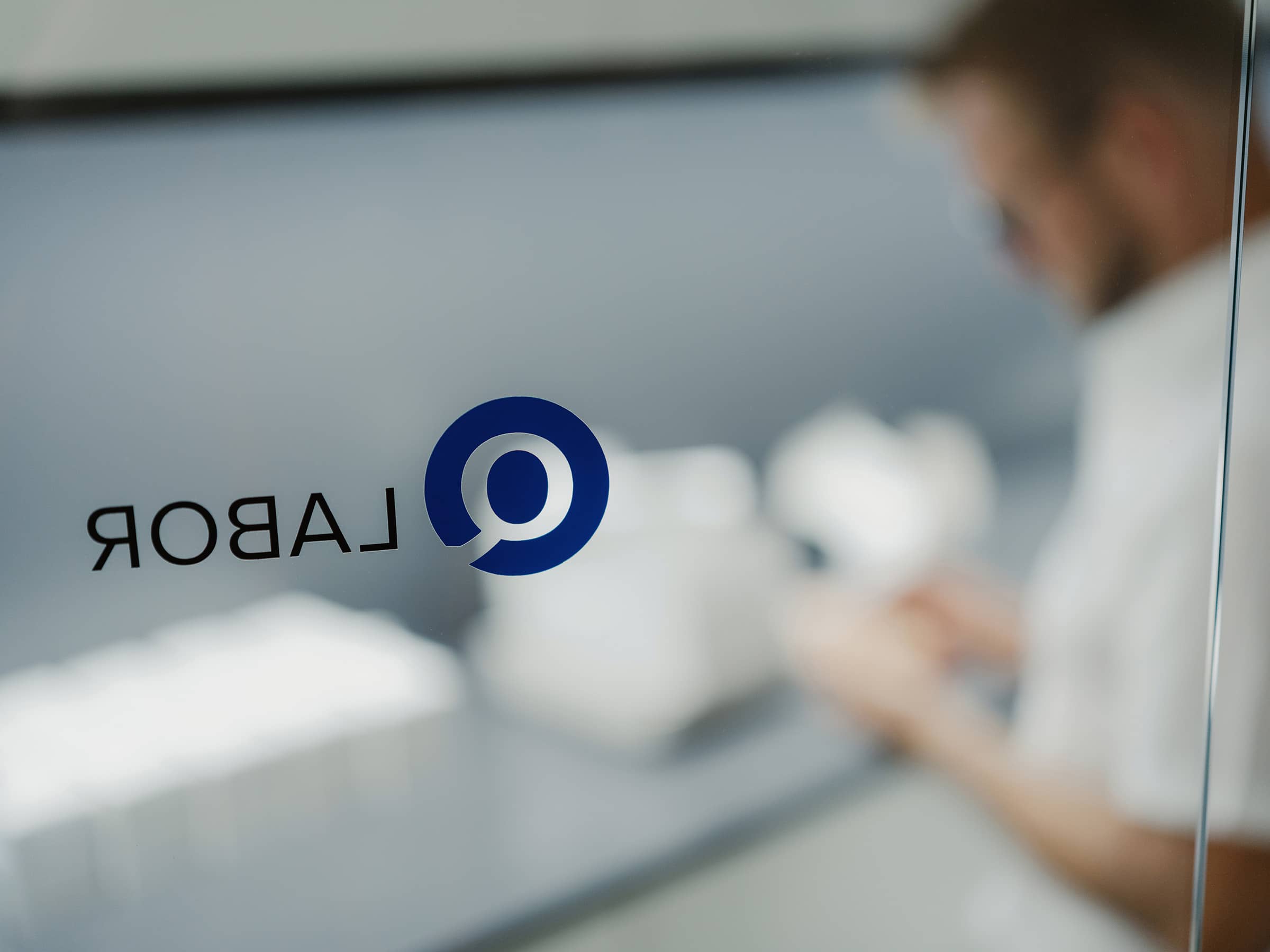 Blick ins Labor der Q-Zahnärzte Freiburg – moderne Aufbereitung und Analyse für präzise und schonende Wurzelbehandlungen