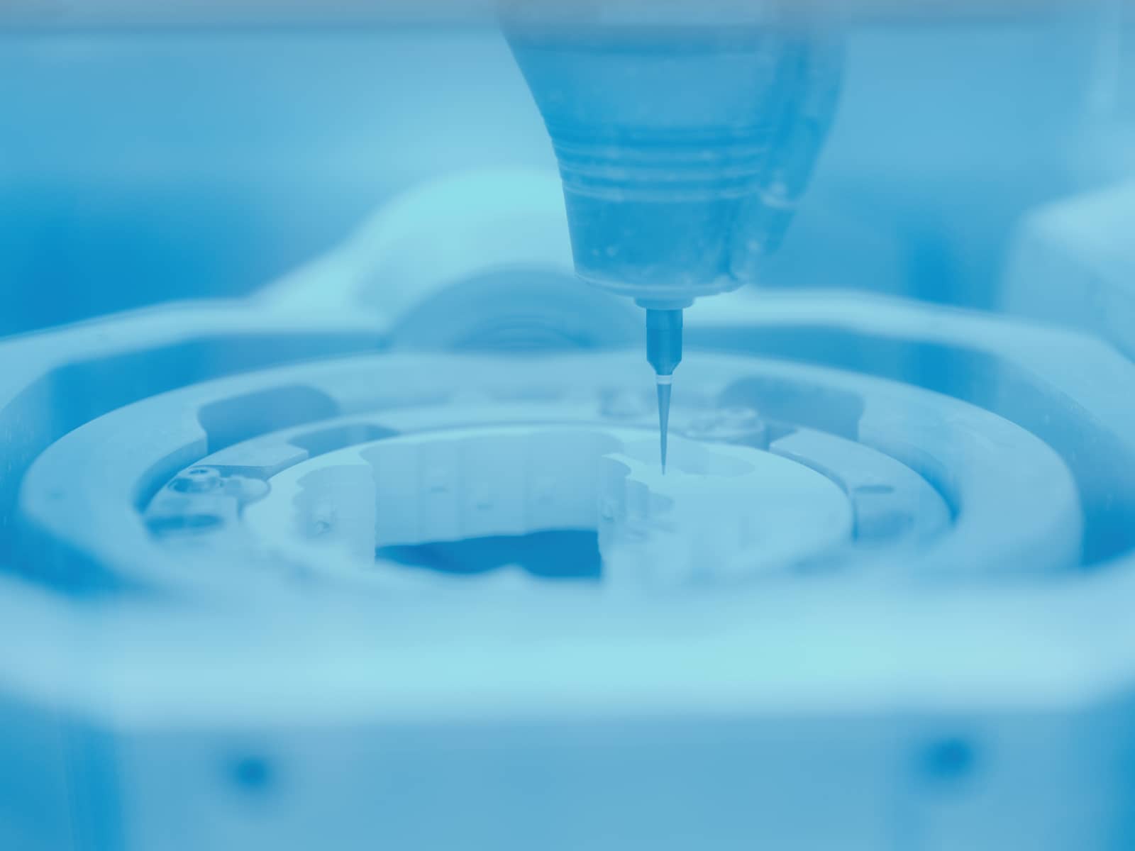Präzise Fräsmaschine im Einsatz zur Herstellung von CEREC-Keramikkronen bei Q-Zahnärzte Freiburg.