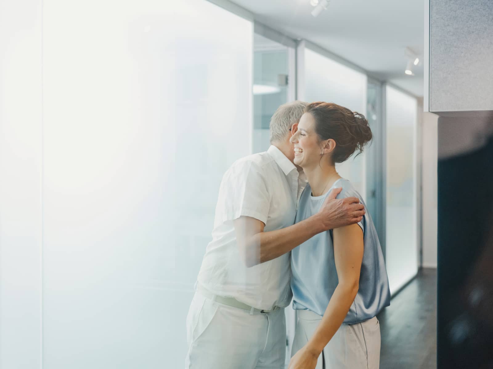 Zahnarzt begrüßt Patientin herzlich in der Praxis der Q-Zahnärzte Freiburg – persönlicher Service und menschliche Betreuung.