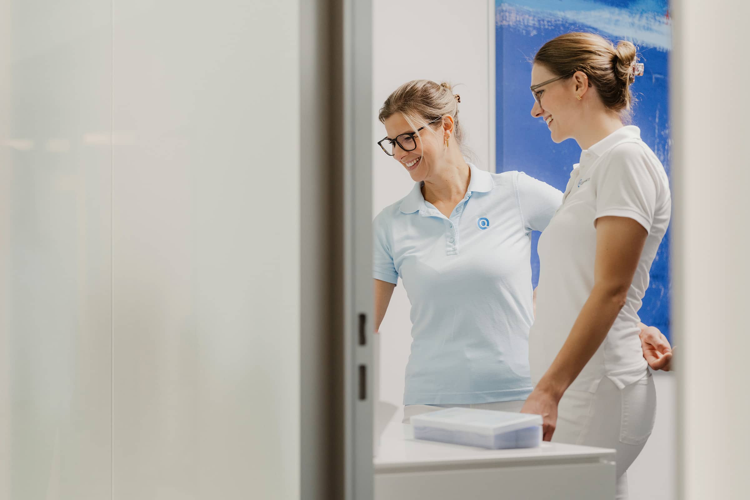 Team der Q-Zahnärzte Freiburg bereitet Materialien für die professionelle Prophylaxe und Zahnreinigung vor.