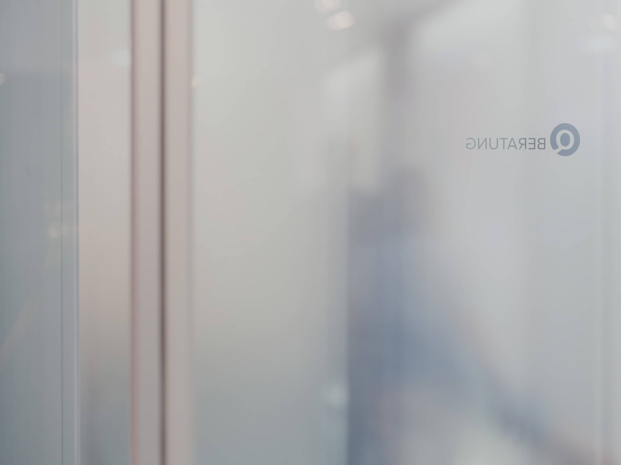 Behandlungsraum der Q-Zahnärzte Freiburg mit diskreter Glastür – ruhige Umgebung für eine schonende Wurzelbehandlung