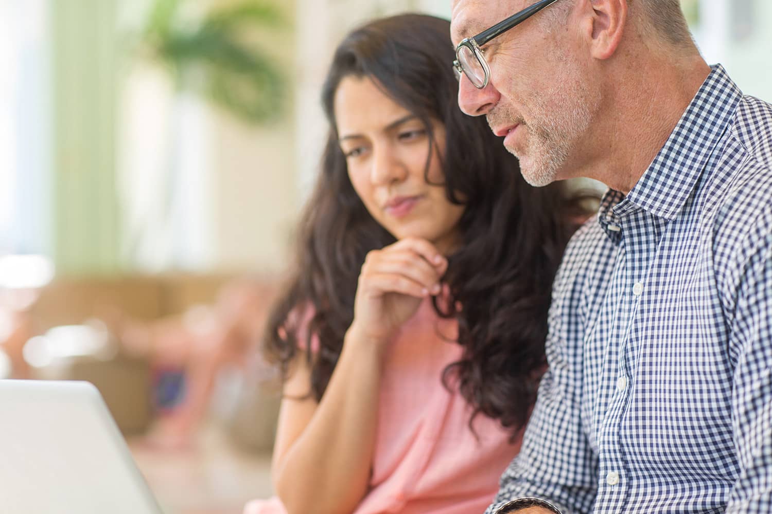 Zwei Personen informieren sich online über die All-on-4 Implantat-Lösung bei Q-Zahnärzte Freiburg für feste Zähne an einem Tag