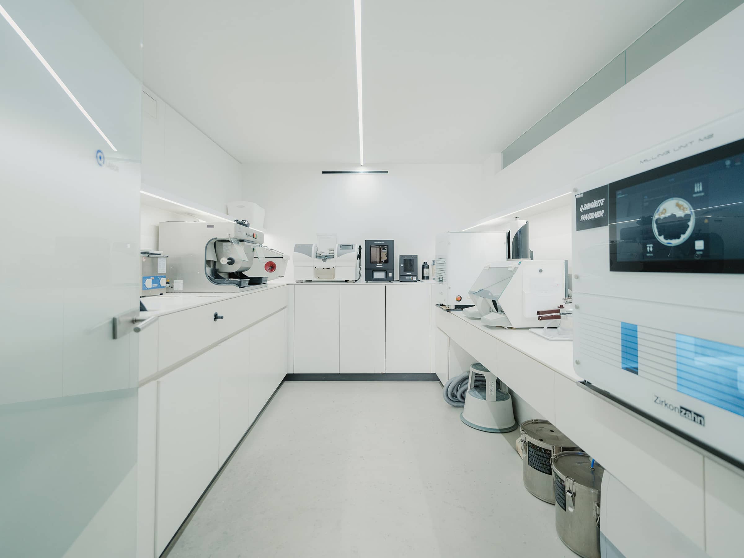 Modernes Praxislabor der Q-Zahnärzte Freiburg mit digitaler Fräs- und CAD/CAM-Technik für präzise Zahnimplantate und Zahnersatz