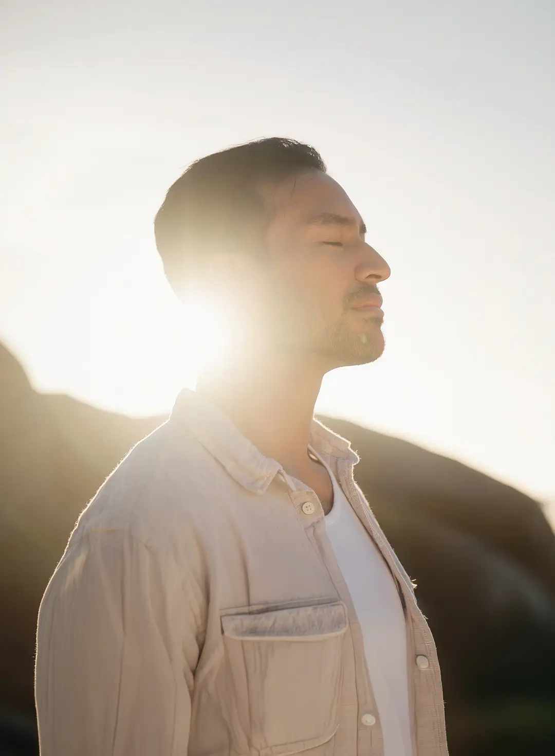 Invisible Aligners, Mann genießt seine Freiheit – Q-Zahnärzte Freiburg