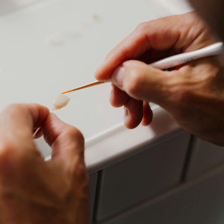 Zahntechniker fertigt individuelle Veneers im Meisterlabor von Q-Zahnärzte Freiburg