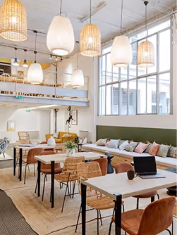 Salle avec plusieurs tables à Paris dans un espace Keeze, idéale pour formations, réunions de groupe et ateliers collaboratifs.