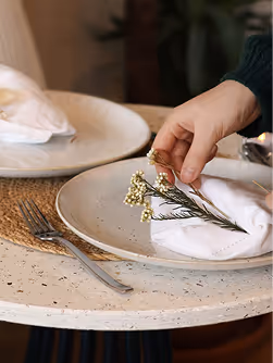 Fleur décorative posée sur une assiette lors d’un événement à Paris dans un espace Keeze, apportant une touche élégante à la table.