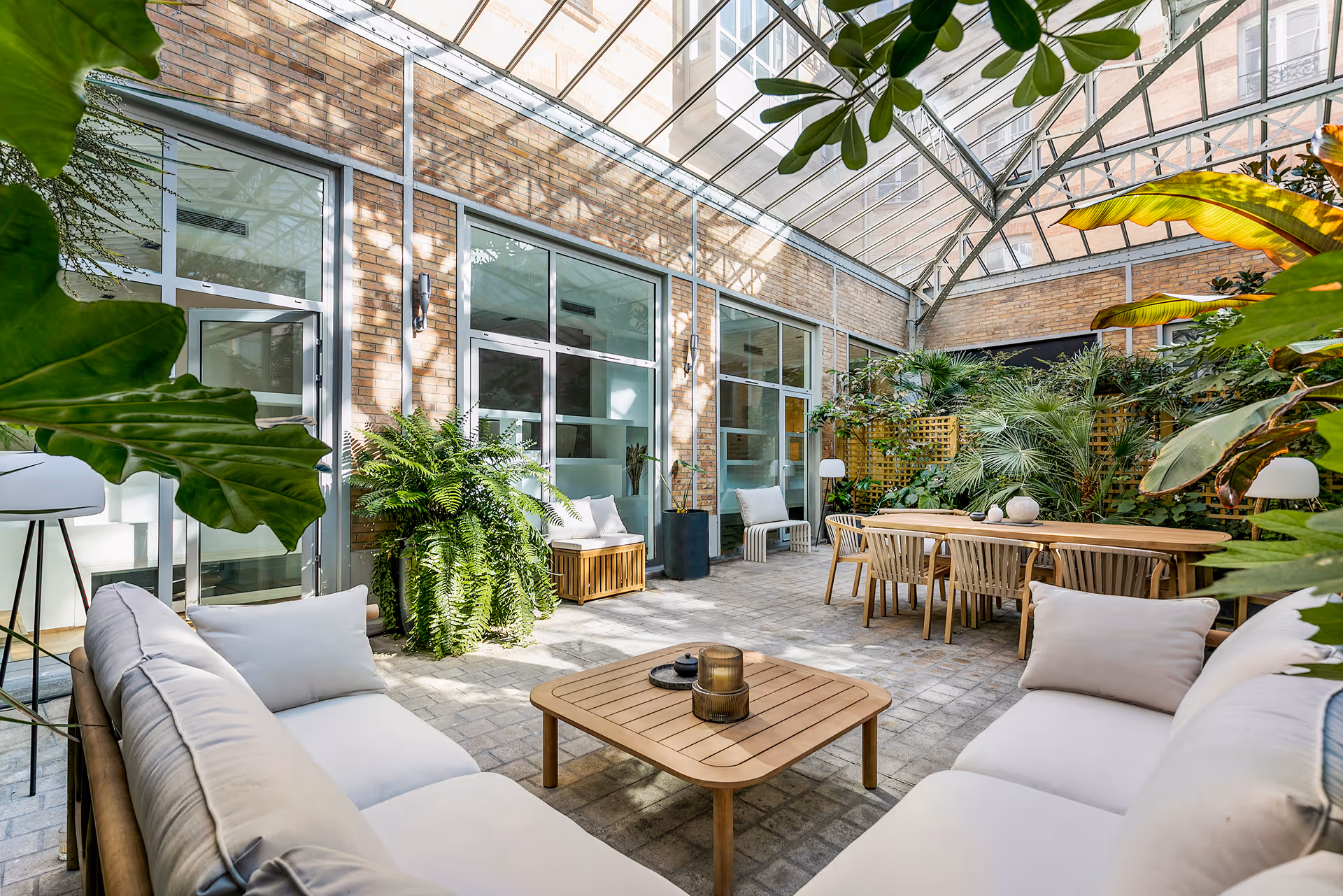 Mobilier de jardin sous véranda à Paris dans un espace Keeze, parfait pour pauses détente, événements en plein air et séminaires au vert.