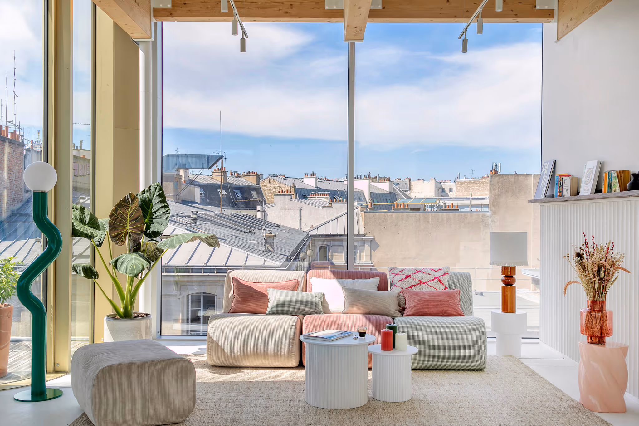 Living room overlooking the roofs at Keeze Liège Saint-Lazare, perfect for an afterwork or an informal meeting in Paris 8th.