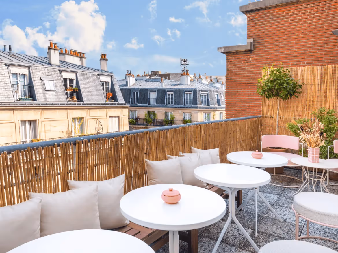Terrasse à Keeze La Loggia à Paris, parfaite pour afterworks, cocktails et événements d’entreprise en plein air.