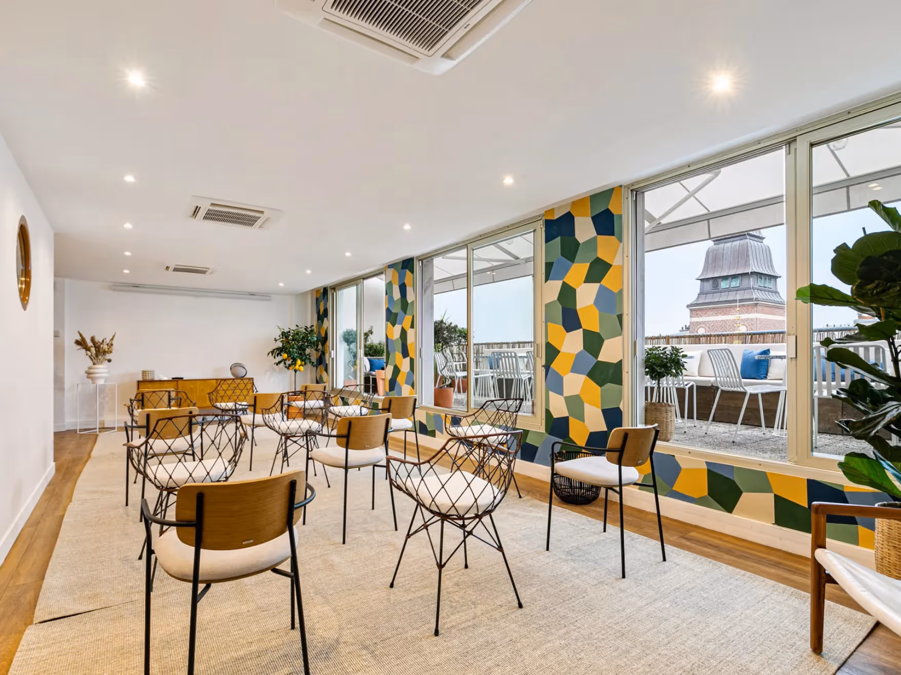 Salle en configuration conférence dans L'Étage chez Keeze à Paris, idéale pour des présentations, séminaires ou prises de parole en entreprise.