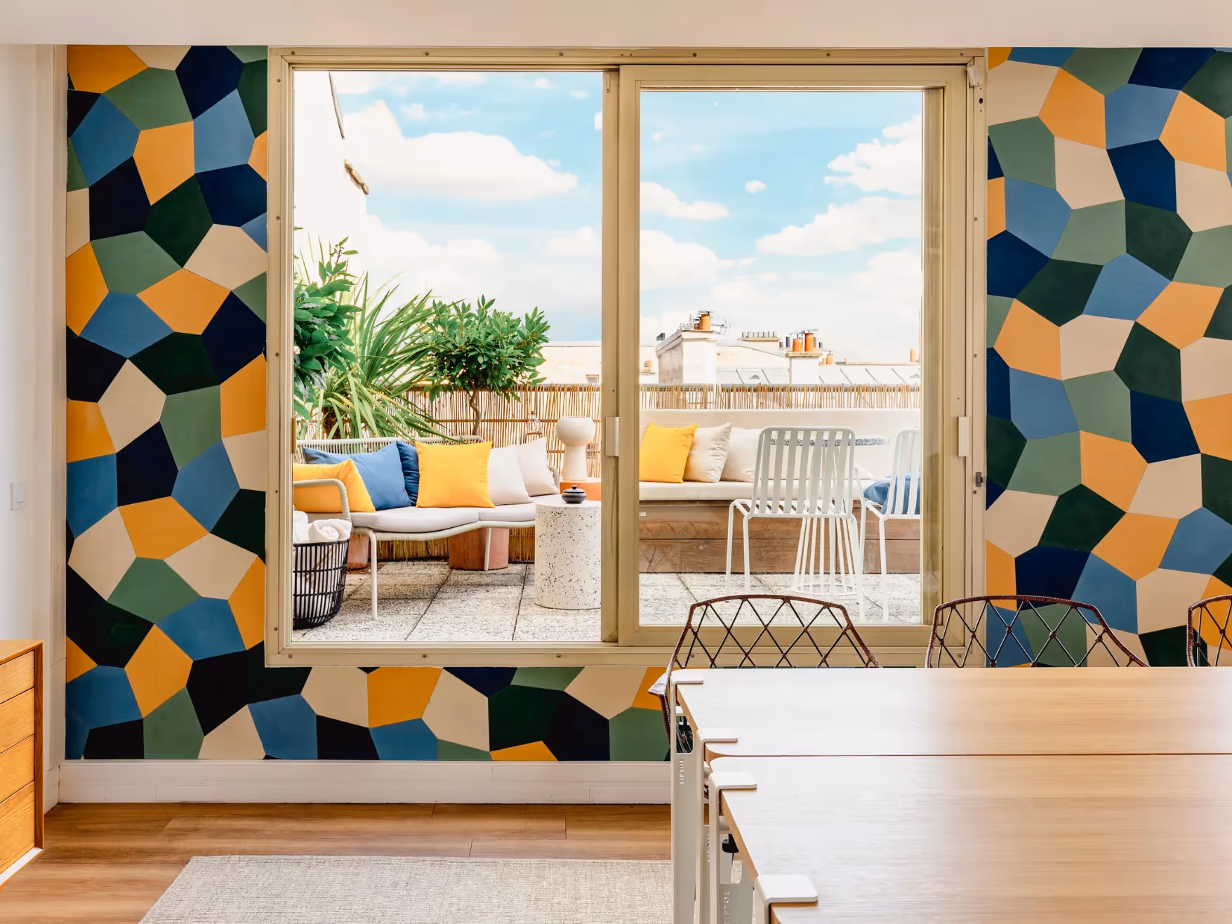 Accès terrasse depuis L'Étage chez Keeze à Paris, offrant une transition fluide vers un espace extérieur pour pauses, cocktails ou afterworks.
