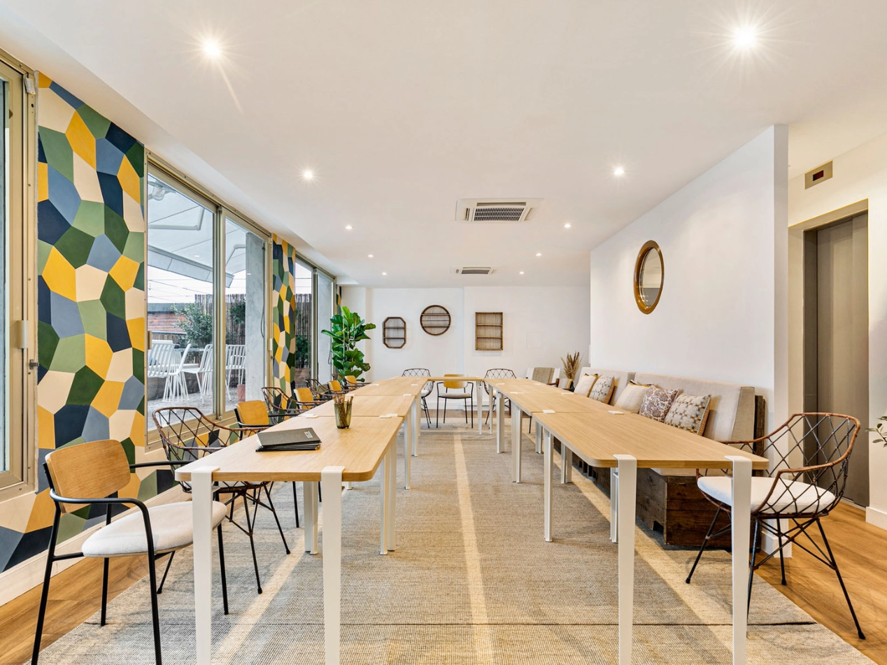 Espace de réunion en configuration U dans L'Étage chez Keeze à Paris, parfait pour des réunions collaboratives, des formations ou des présentations interactives.