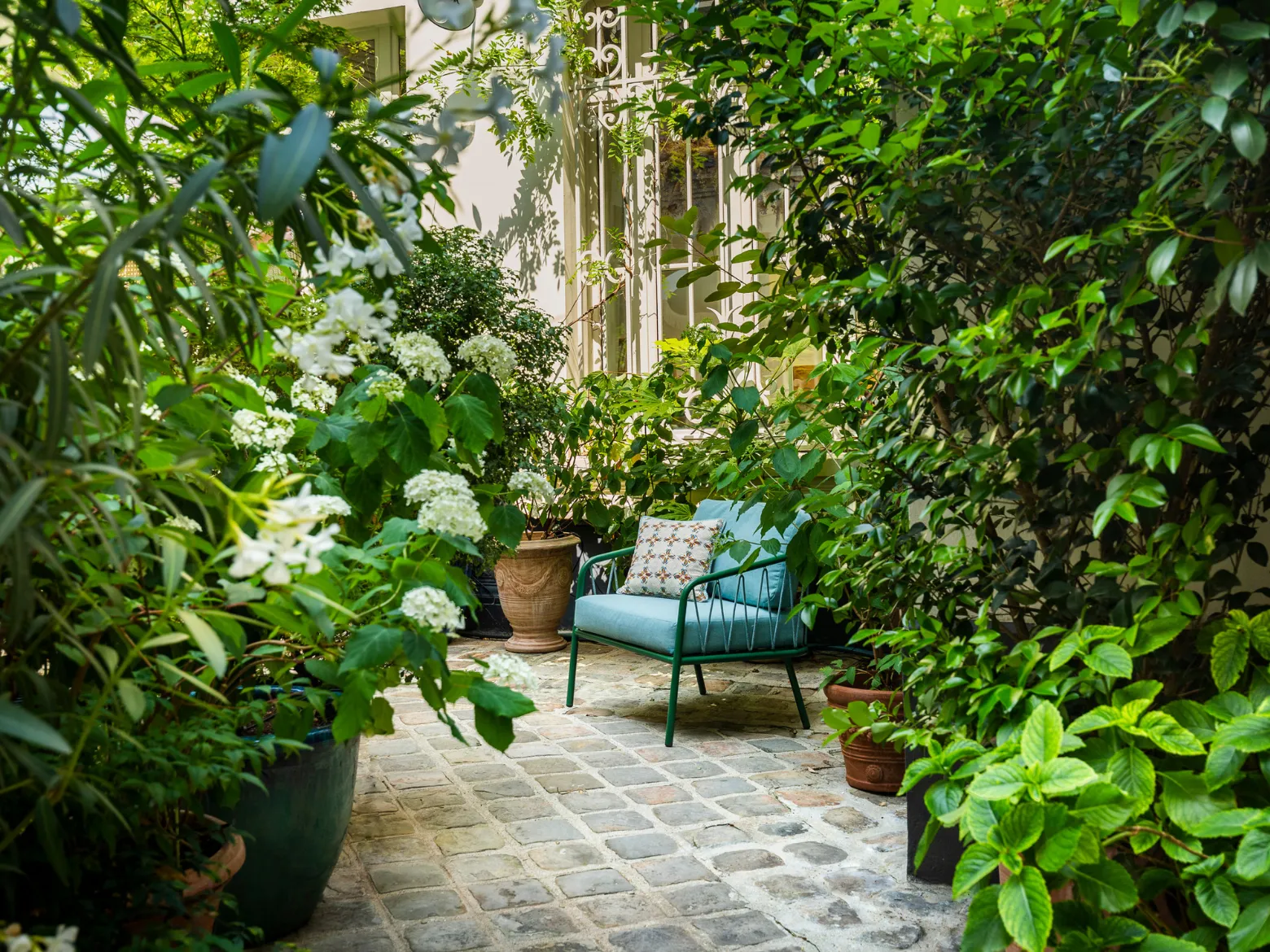 Cour intérieure de La Villa des Champs chez Keeze à Paris, idéale pour organiser un cocktail, une pause en plein air ou un moment de convivialité entre deux réunions.