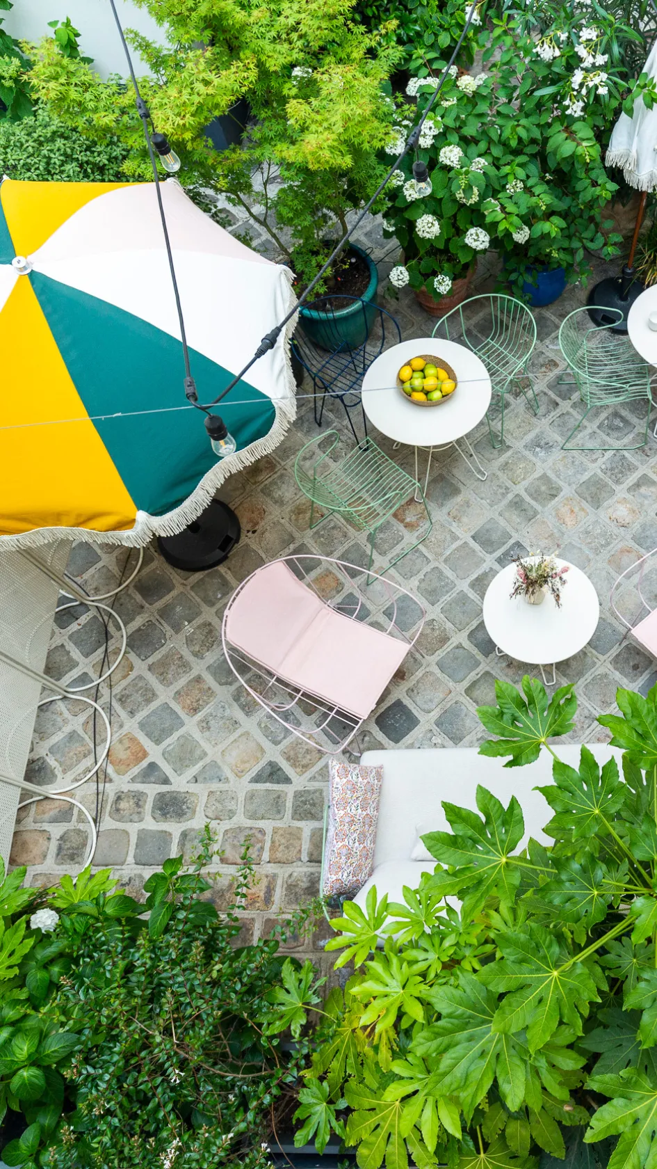 Cour intérieure vue du haut chez Keeze La Villa des Champs, idéale pour un lieu pour événement ou un cocktail à Paris 8e.