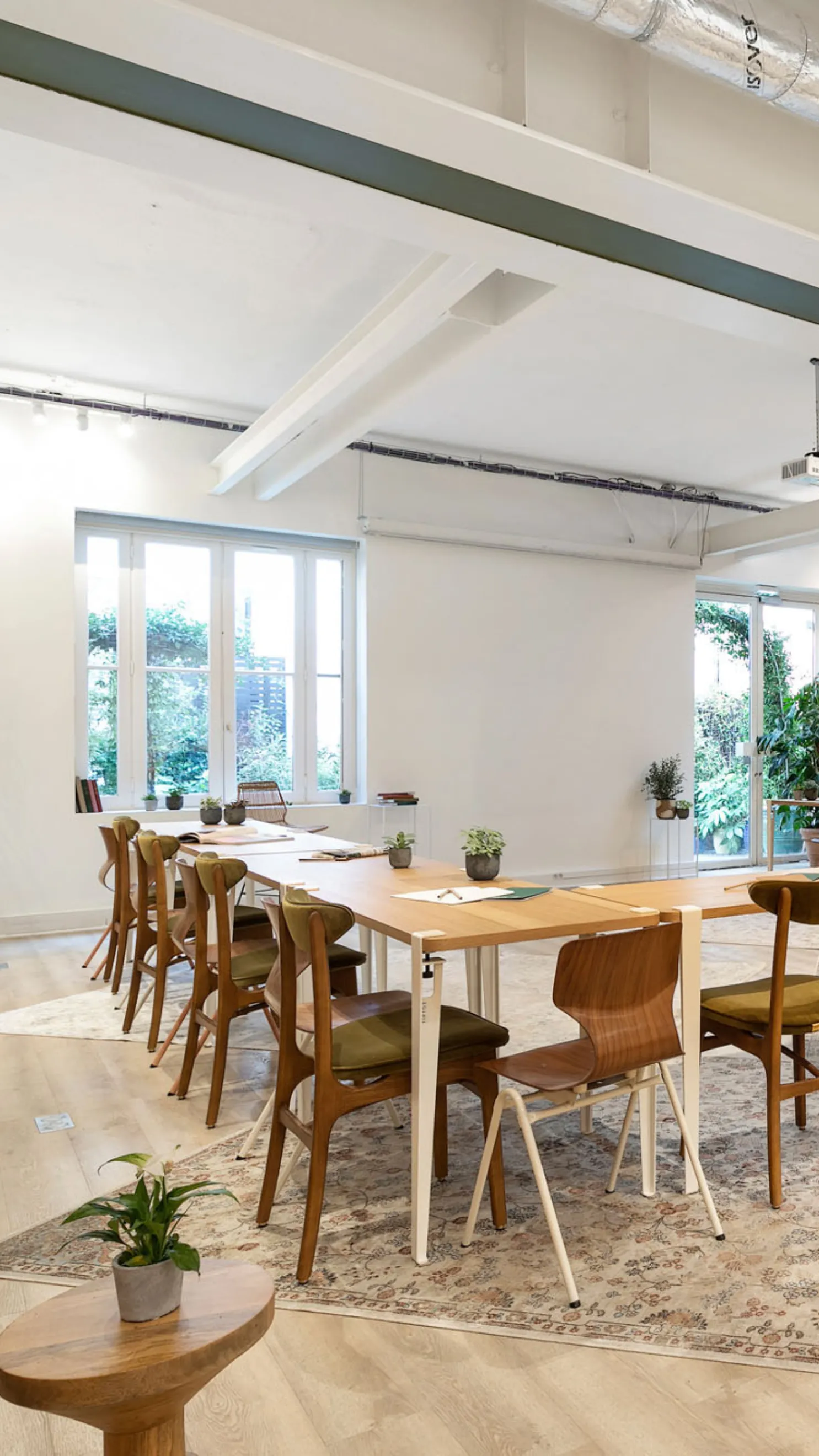 Tables en U chez Keeze La Villa des Champs, parfaites pour une salle de conférence ou une réunion à Paris 8e.
