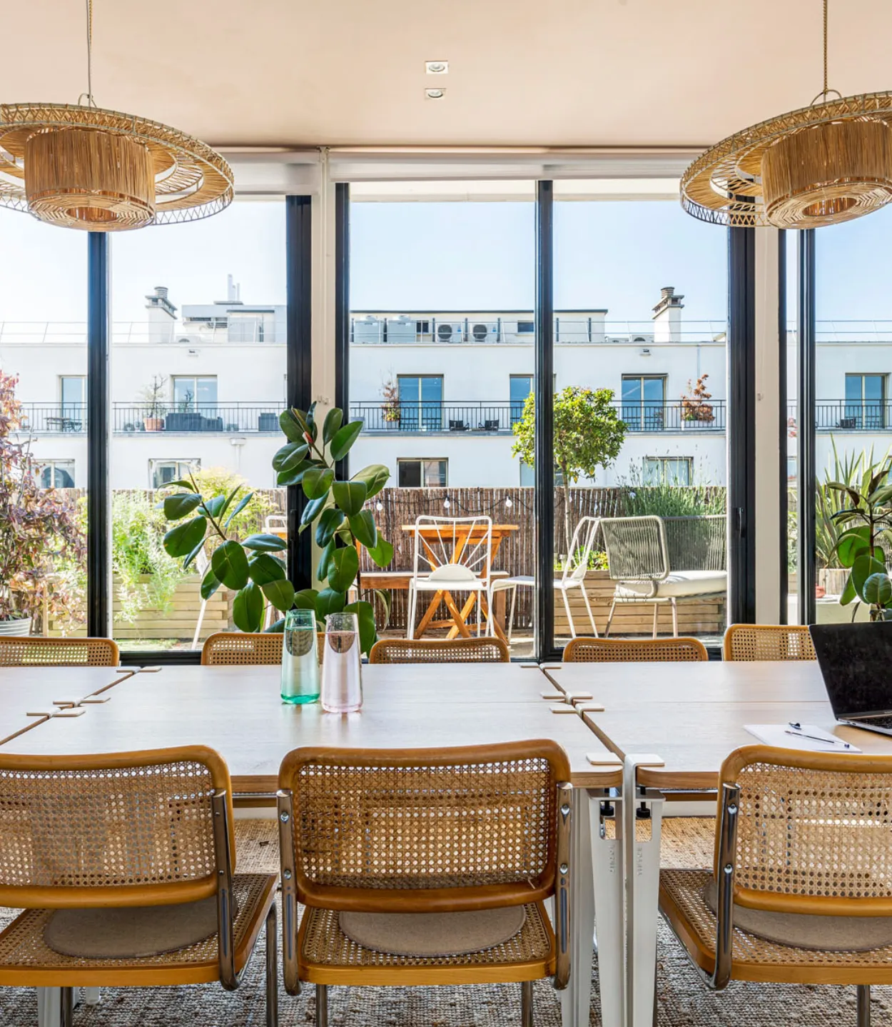 Tables et chaises chez Keeze Monceau, idéales pour une réunion de direction ou une journée d’étude à Paris 8e.