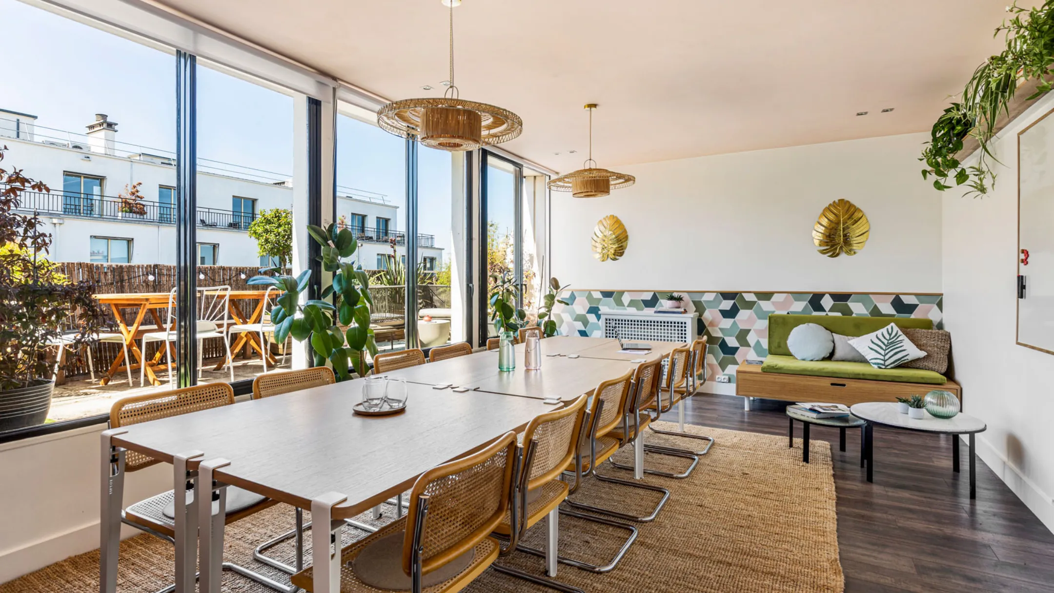 Grande tablée avec vue sur balcon chez Keeze Monceau, idéale pour une salle de réunion ou un séminaire à Paris 8e.