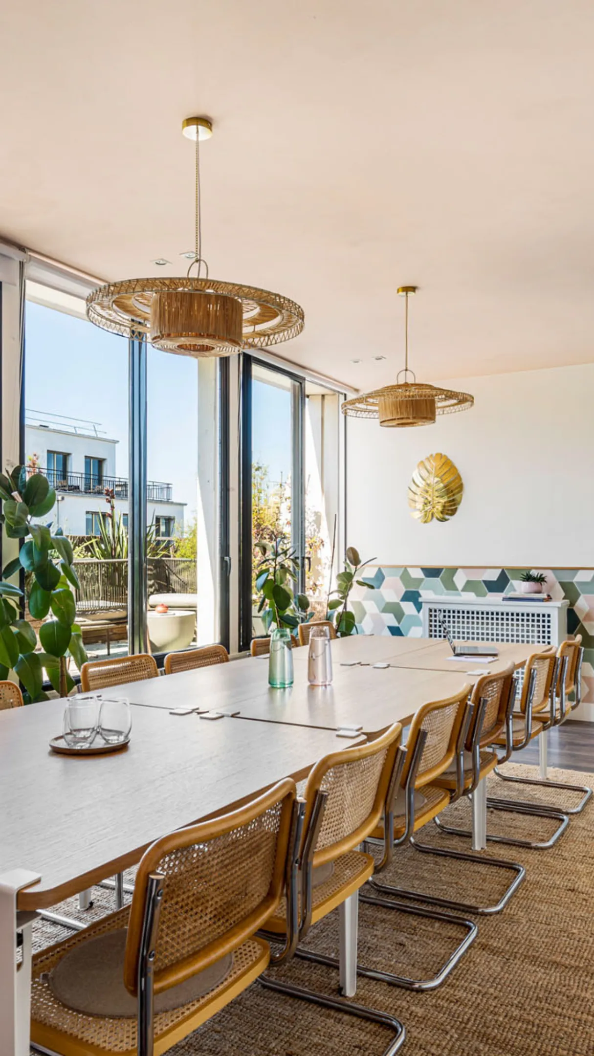 Grande tablée avec vue sur balcon chez Keeze Monceau, idéale pour une salle de réunion ou un séminaire à Paris 8e.