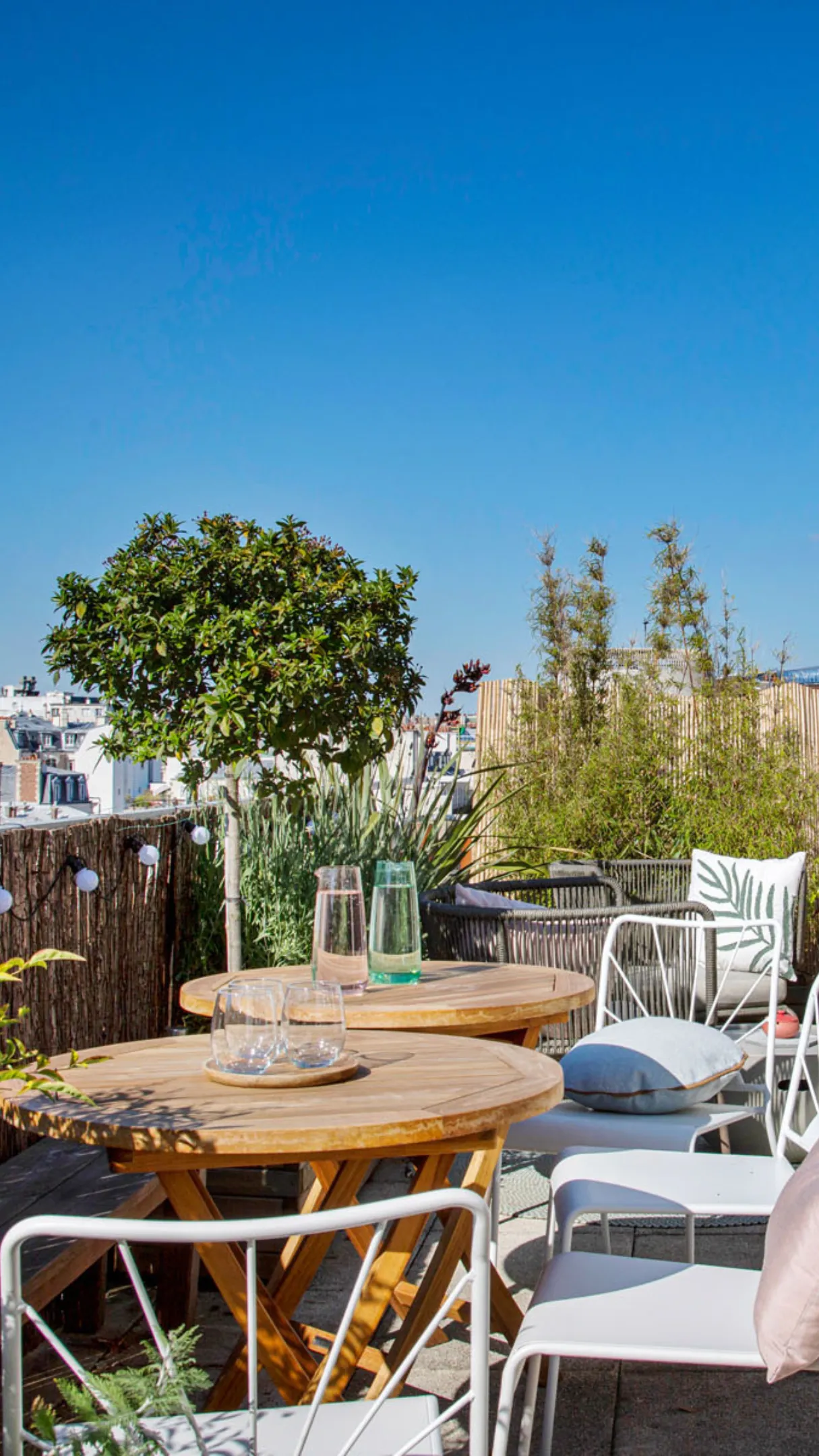 Rooftop avec petites tables et chaises chez Keeze Monceau, parfait pour un afterwork ou un cocktail à Paris 8e.