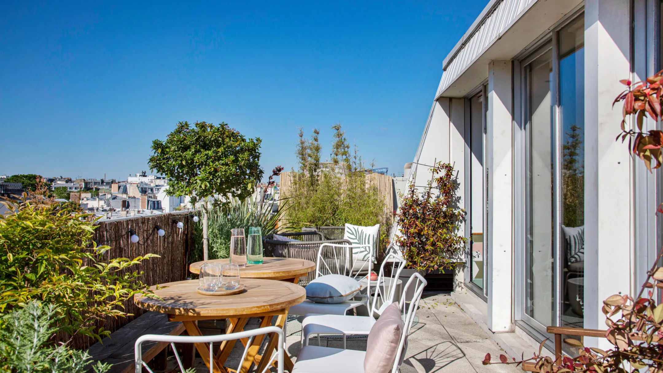 Rooftop avec petites tables et chaises chez Keeze Monceau, parfait pour un afterwork ou un cocktail à Paris 8e.