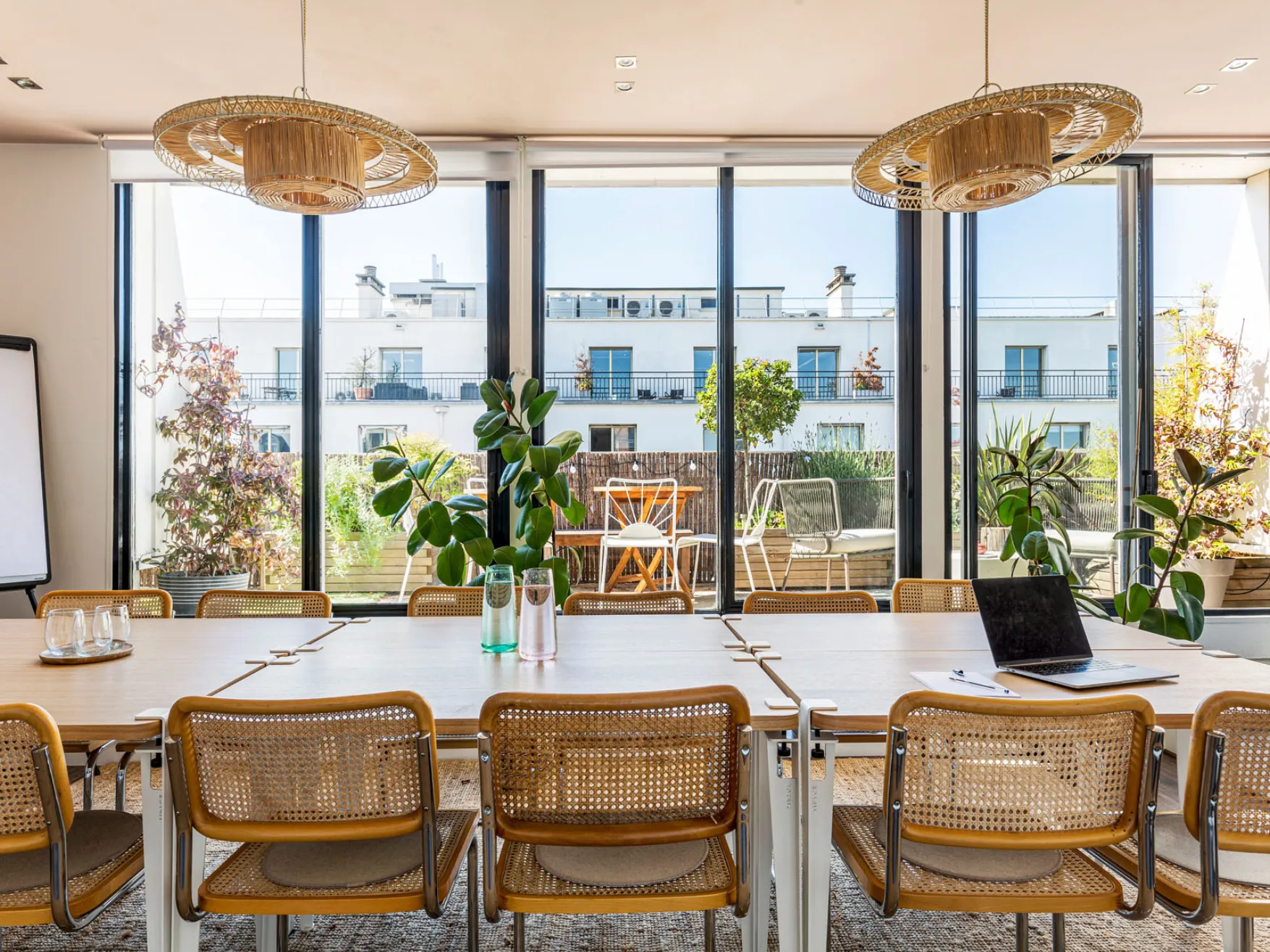 Espace de réunion dans Monceau chez Keeze à Paris, conçu pour accueillir des séminaires, réunions d’équipe ou présentations dans un cadre lumineux et professionnel.