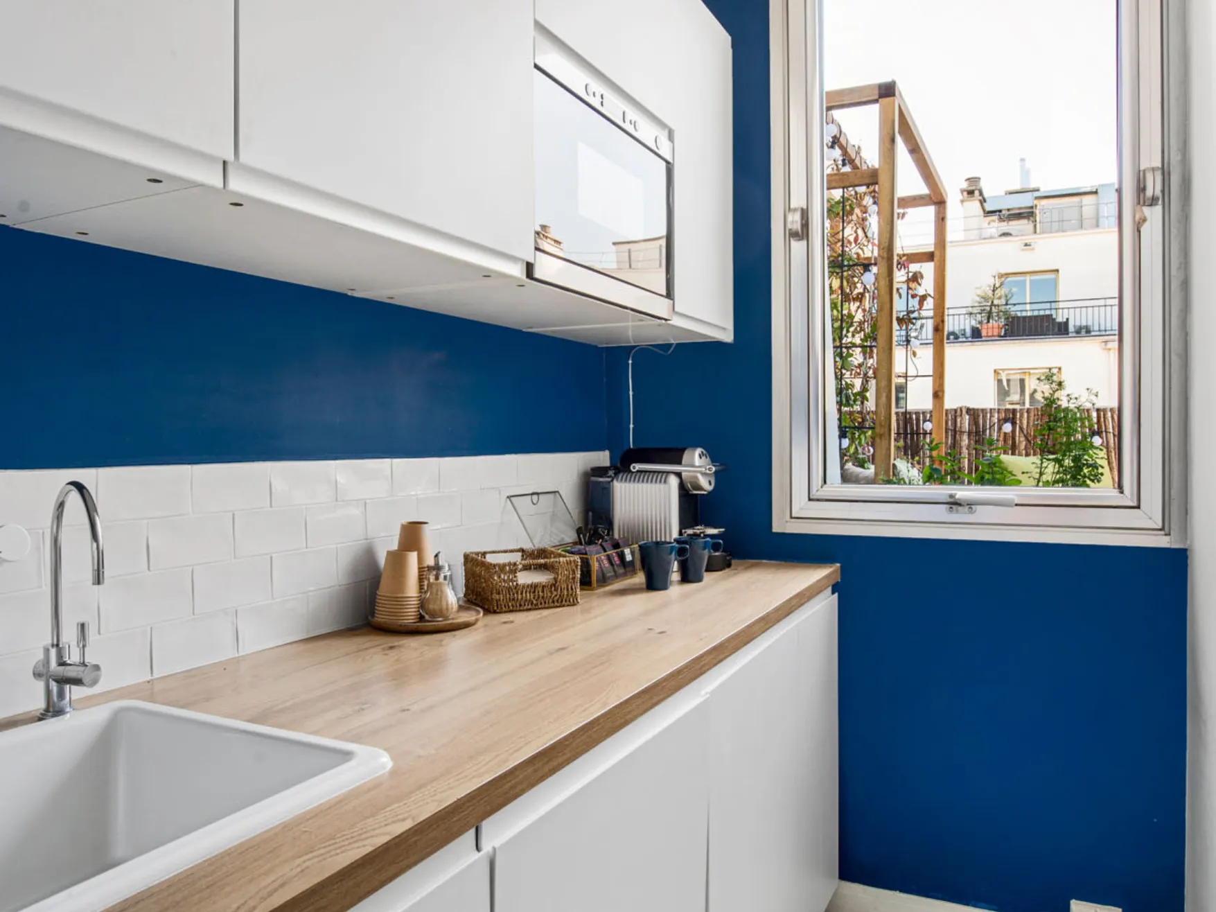 Cuisine fonctionnelle dans l’espace Monceau chez Keeze à Paris, idéale pour les prestations traiteur ou la préparation de buffets pendant un événement d’entreprise.