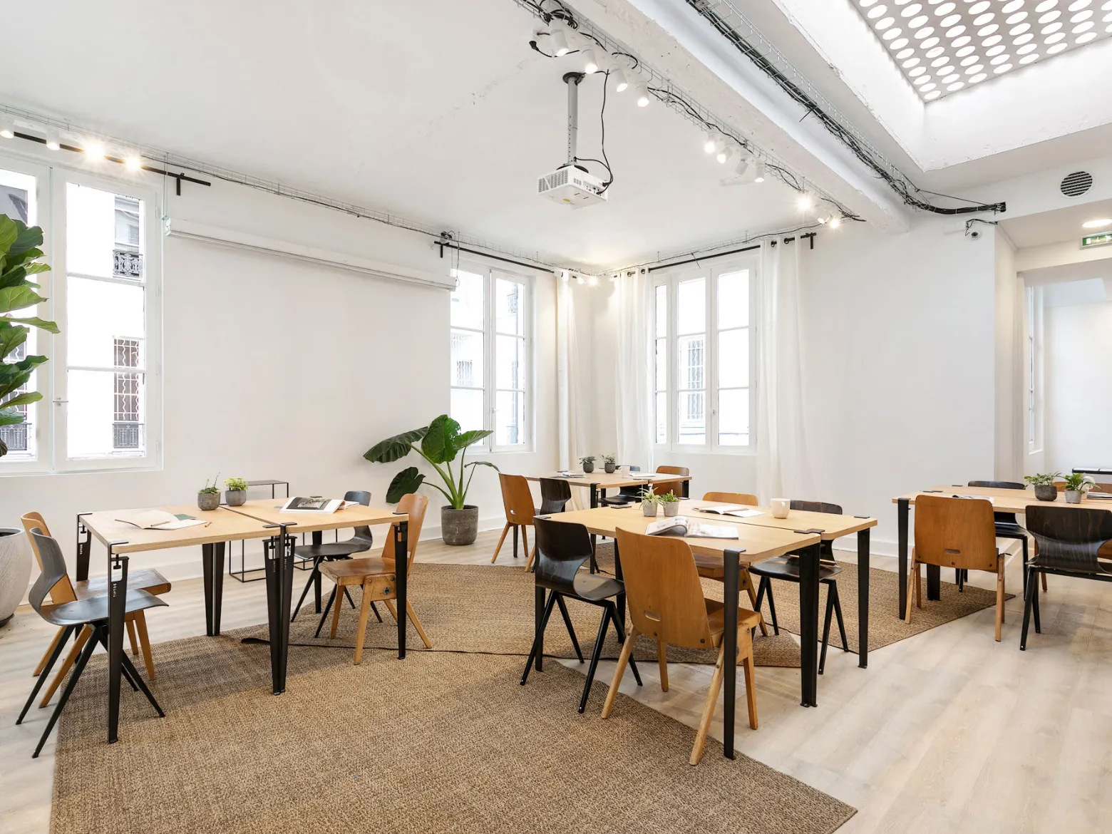 Espace de réunion dans La Résidence chez Keeze à Paris, aménagé pour des réunions d’équipe, comités stratégiques ou ateliers collaboratifs dans un cadre raffiné.