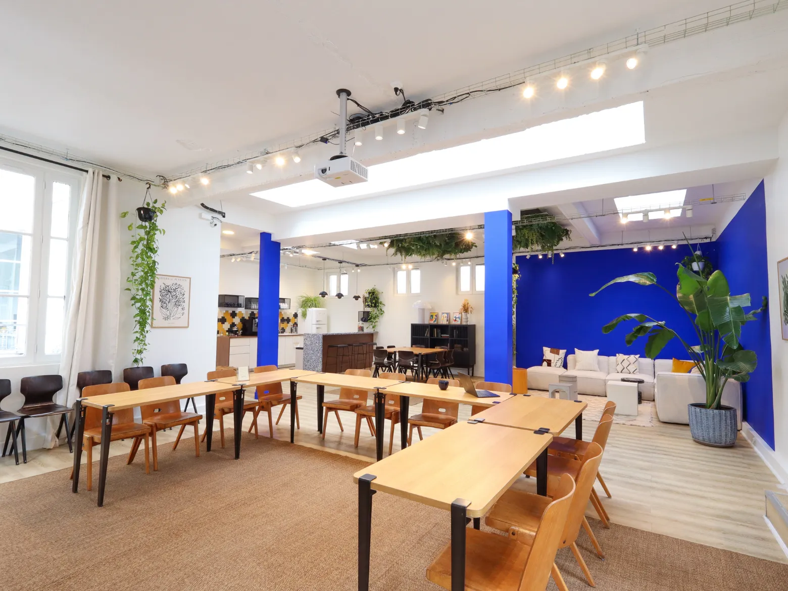 Espace de réunion dans La Résidence chez Keeze à Paris, conçu pour des réunions d’équipe, séminaires ou ateliers dans un cadre élégant et lumineux.