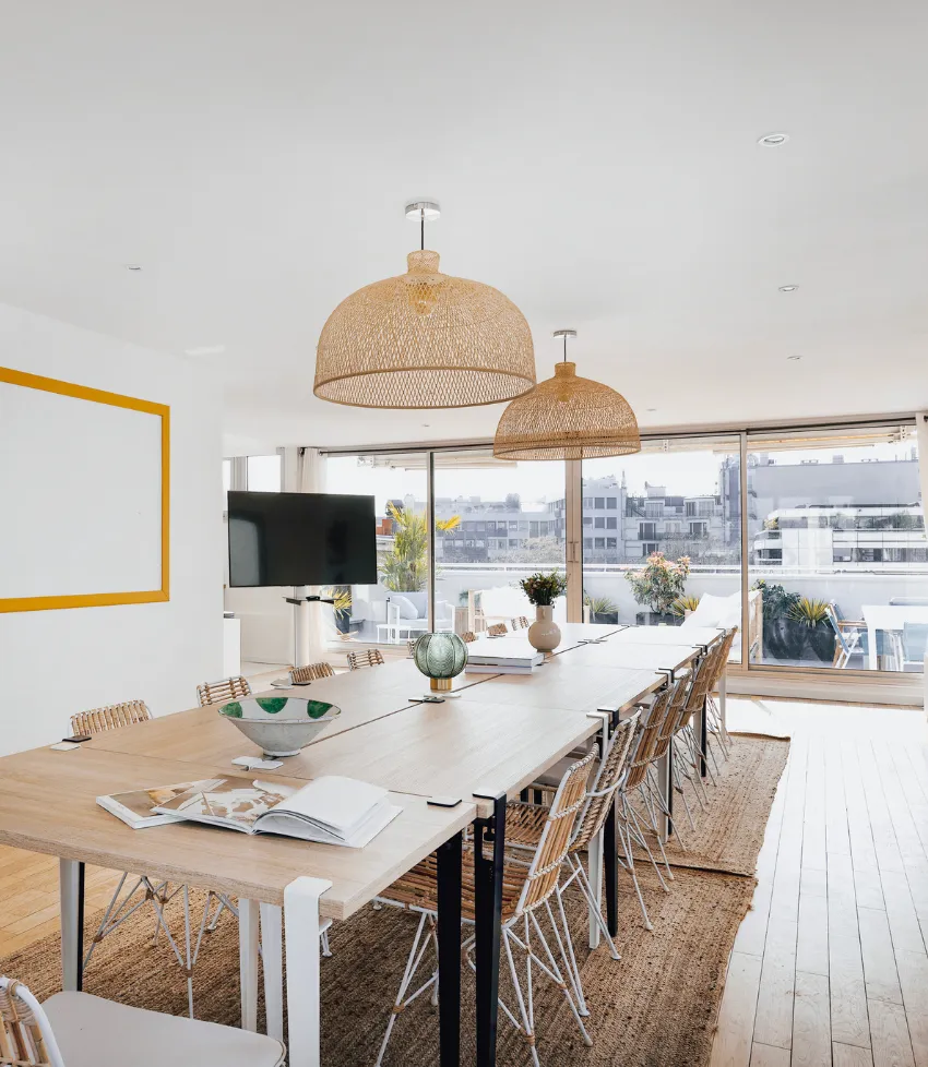 Grande tablée avec balcon et écran chez Keeze Le Toit Champs-Élysées, idéale pour une salle de réunion ou un séminaire à Paris 8e.