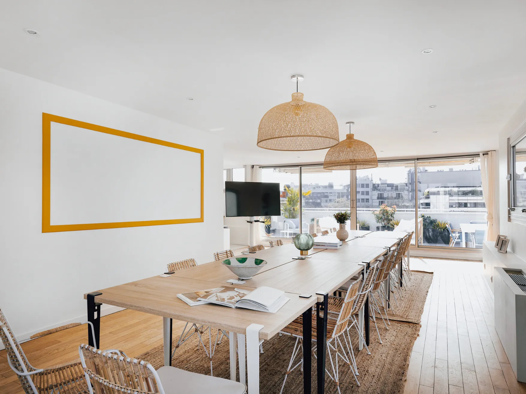 Salle de réunion en configuration board dans Le Toit chez Keeze à Paris, parfaite pour des comités de direction ou des réunions stratégiques en petit groupe.