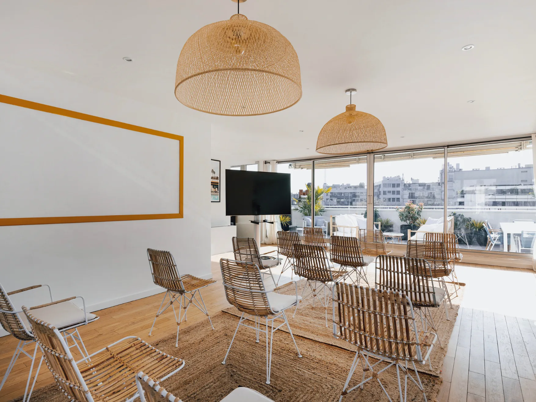 Espace Le Toit agencé pour conférence ou séminaire d’entreprise chez Keeze.