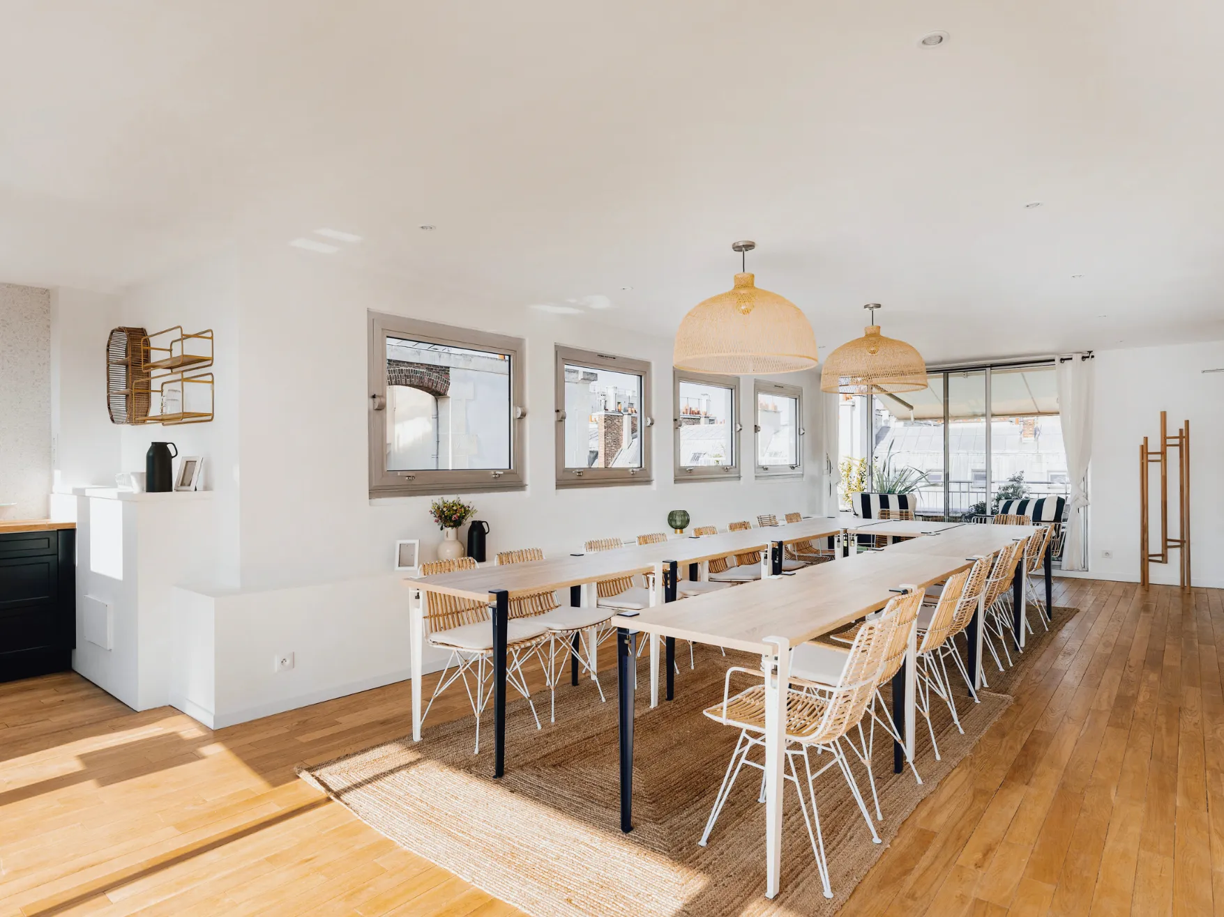 Salle Le Toit chez Keeze en configuration U pour séminaire à Paris.
