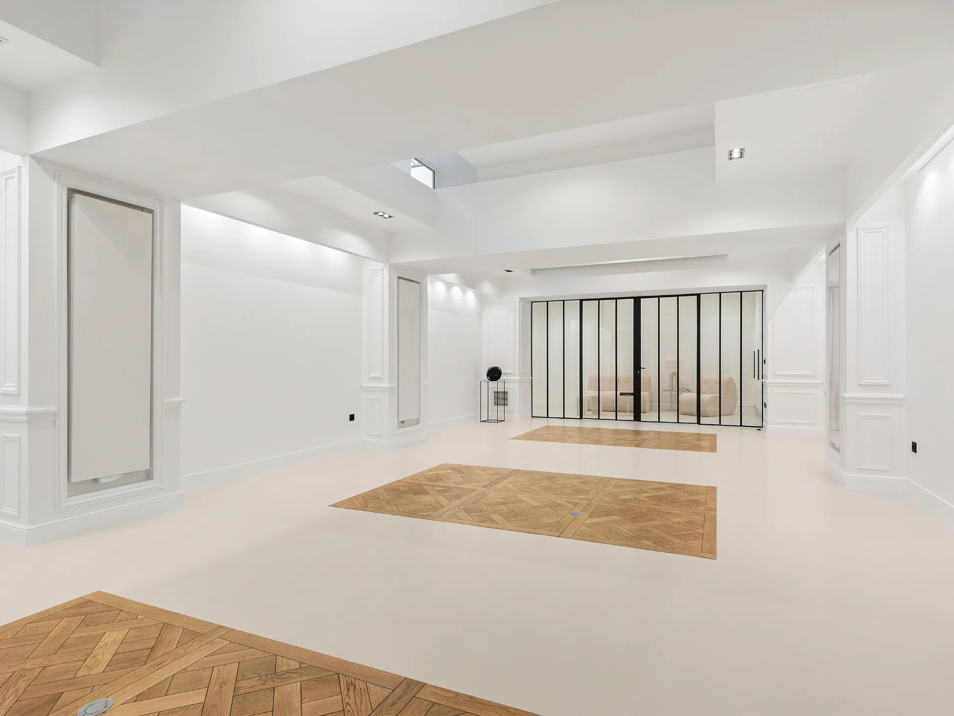 Salle vide préparée pour une réunion d’entreprise à Paris, dans l’espace Montaigne proposé par Keeze.