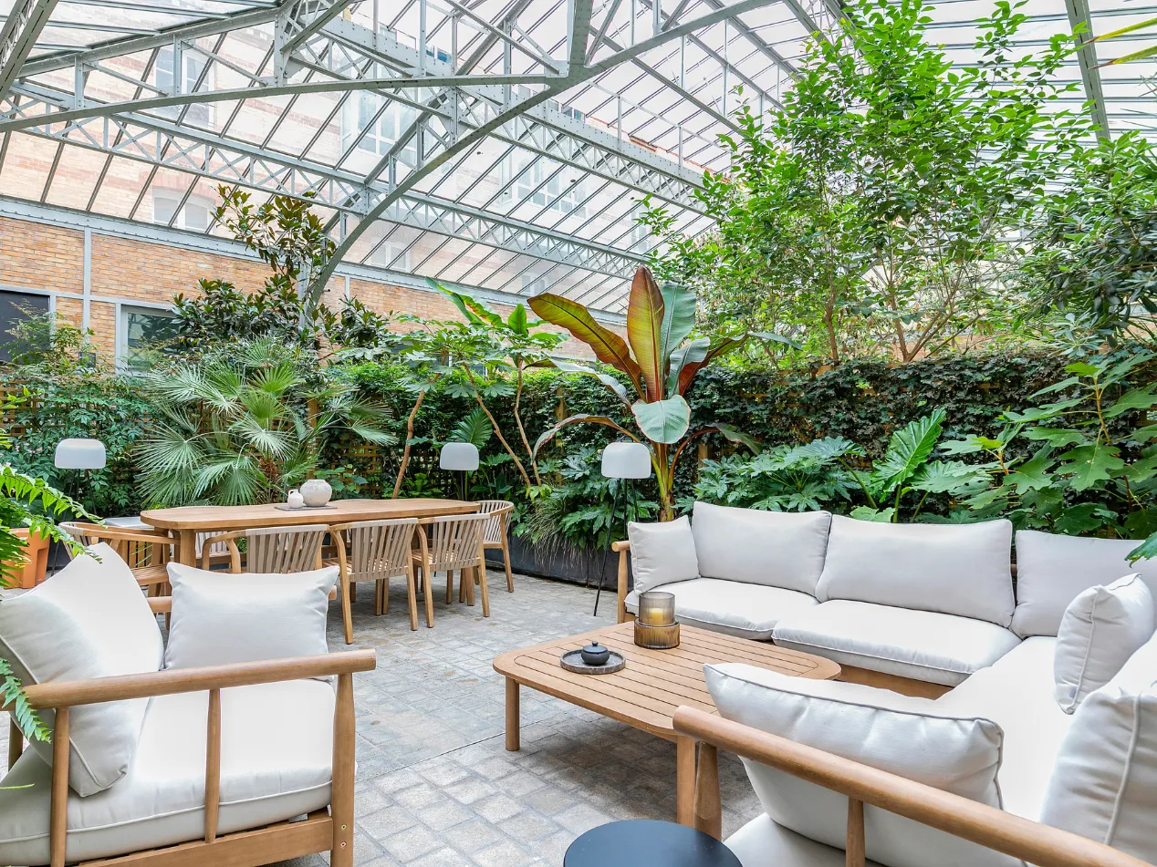 Moment convivial sur la terrasse Montaigne à Paris, un lieu Keeze pensé pour les événements d’entreprise.