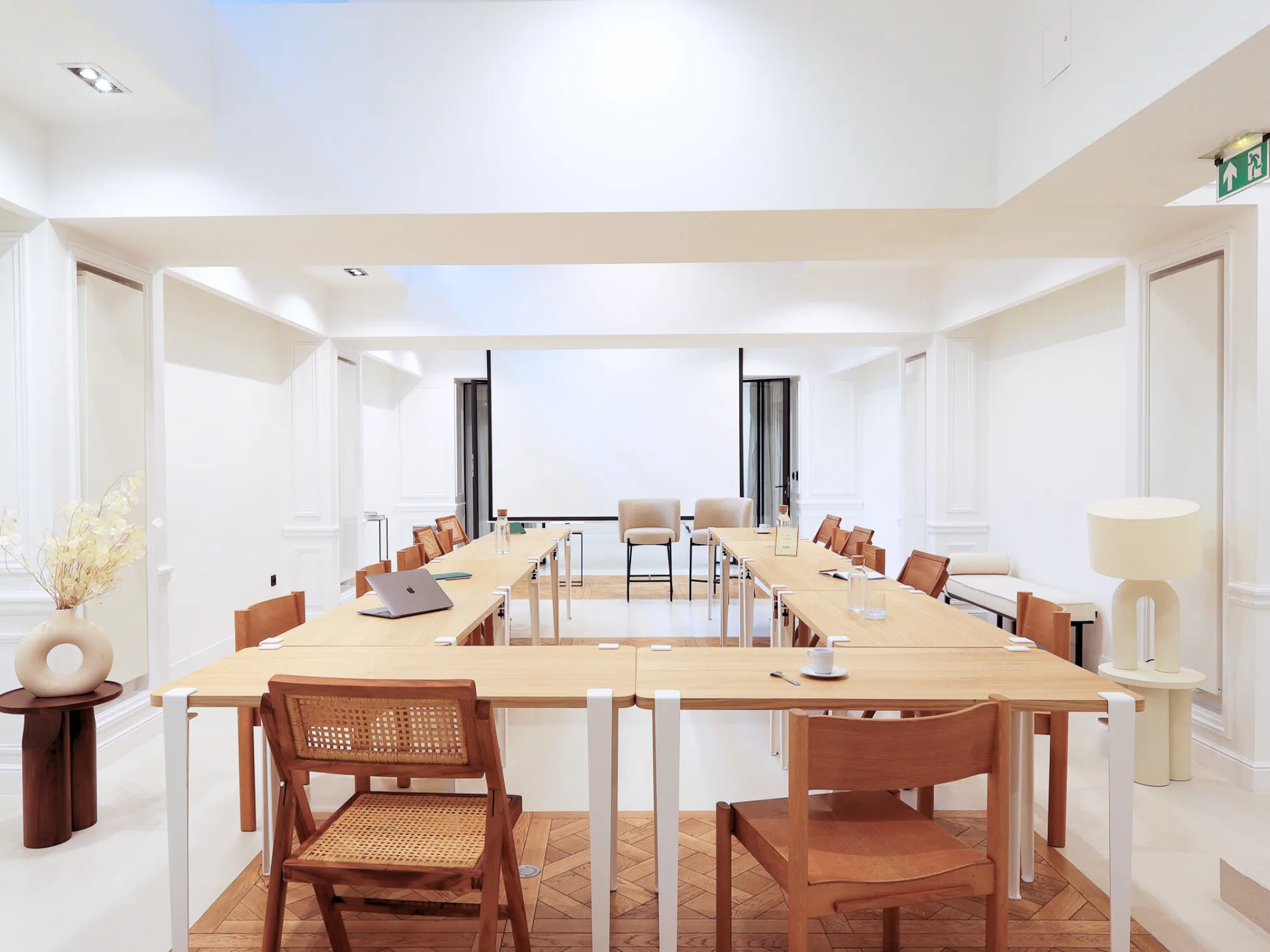 Salle de réunion U équipée d’un écran et d’un paperboard dans l’espace Montaigne chez Keeze à Paris.