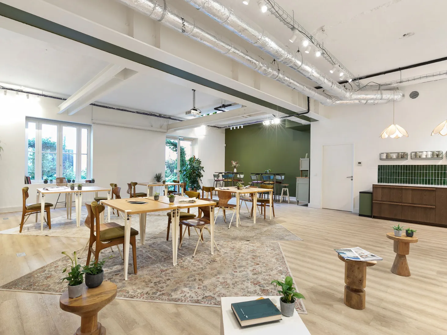 Espace de réunion dans Le Pavillon Keeze à Paris, parfait pour réunions d’équipe ou séances de travail.