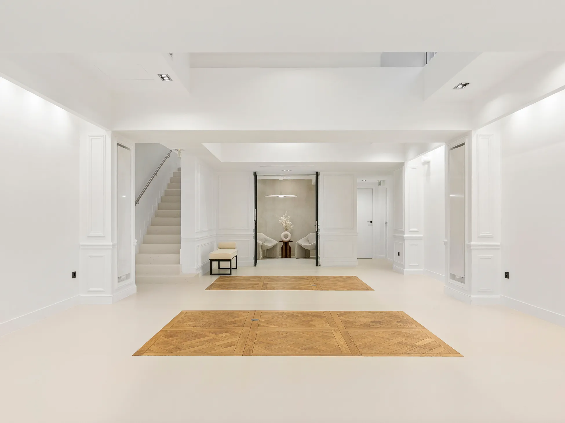 Espace de réunion vide à Paris chez Keeze, dans le lieu Montaigne, prêt pour une présentation ou un atelier.