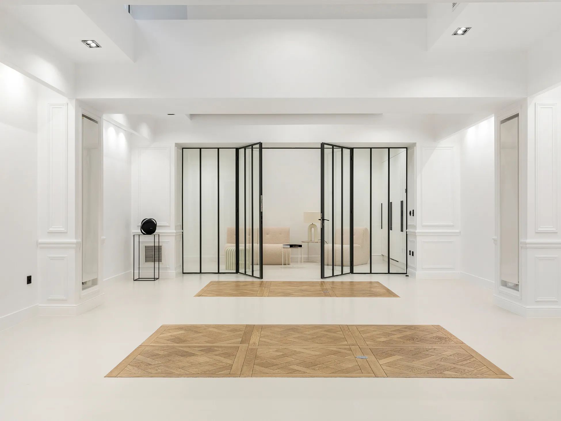 Salle de réunion vide dans l’espace Montaigne de Keeze à Paris, offrant un cadre professionnel et modulable.