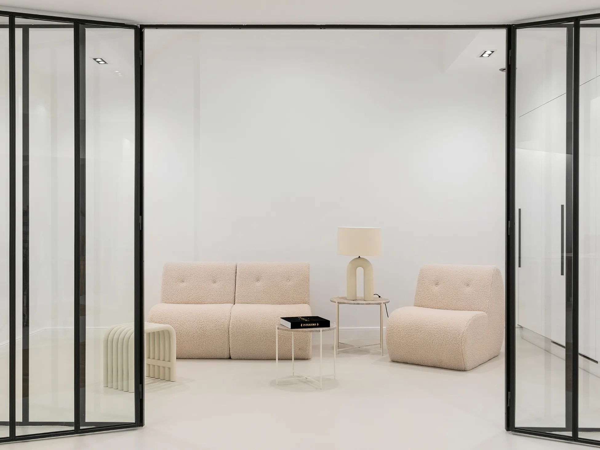 Espace à taille réduite dans Montaigne à Paris, idéal pour des sous-groupes lors d’un séminaire Keeze.
