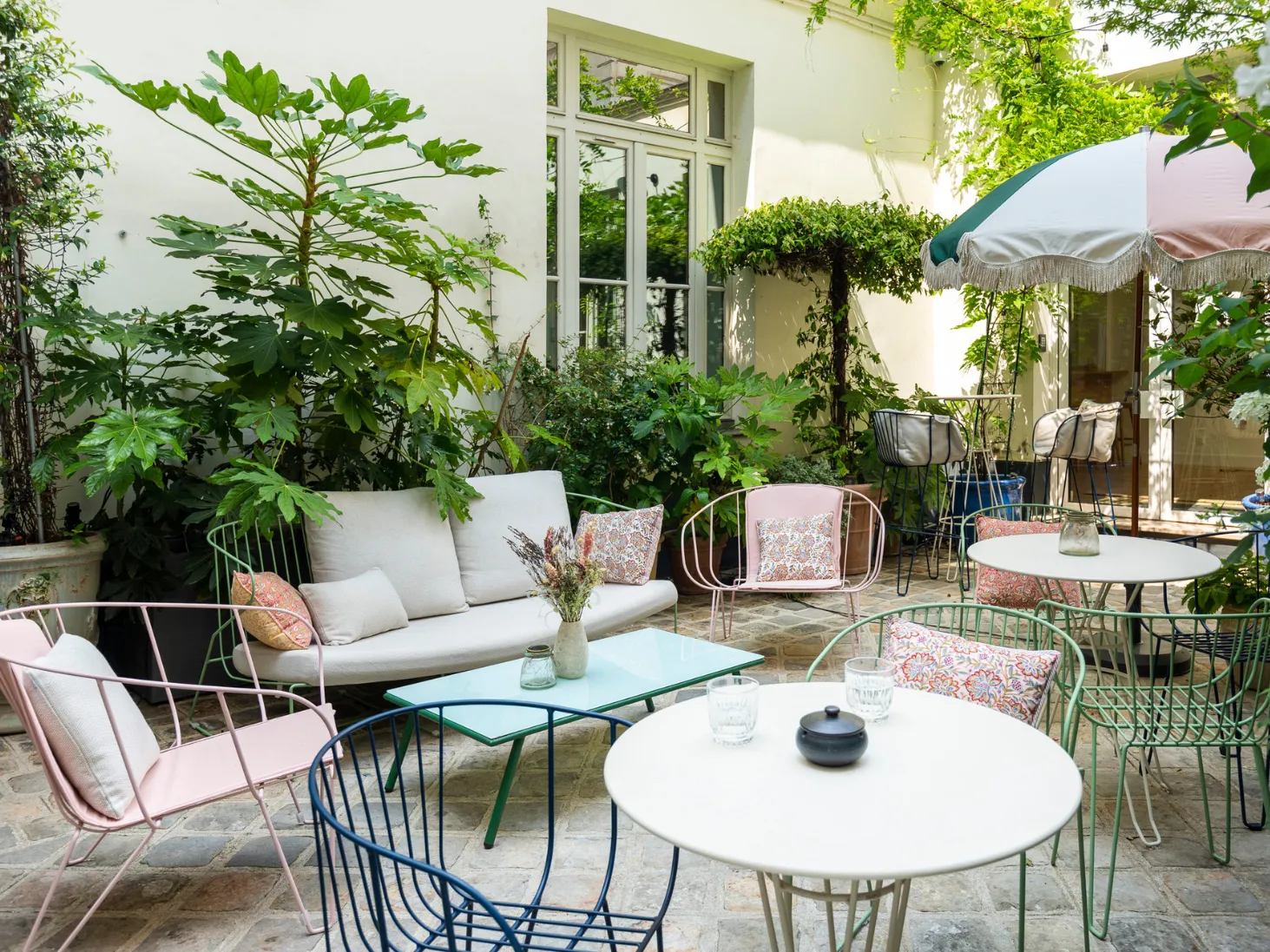 Espace cour intérieure chez Keeze à Paris, dans Le Pavillon, parfait pour une pause en extérieur lors d’un événement professionnel.