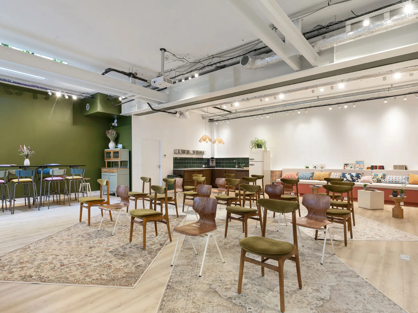 Espace conférence à Paris dans Le Pavillon de Keeze, parfait pour présentations et événements d’entreprise.