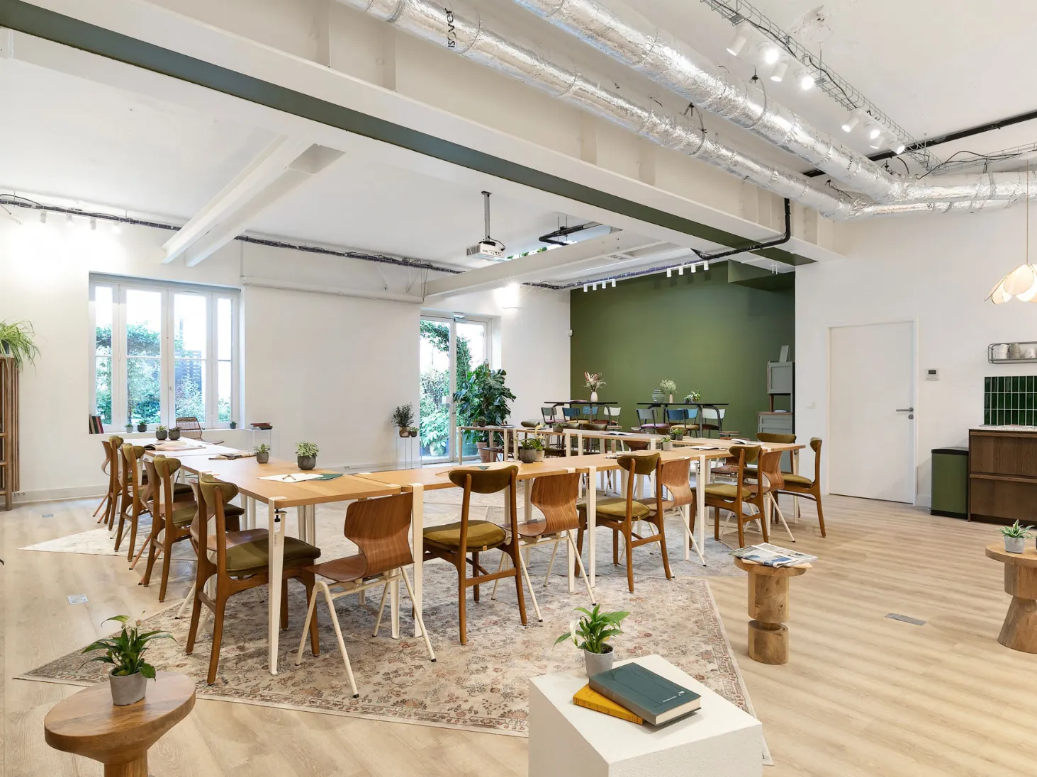 Espace traiteur opérationnel dans le lieu Montaigne chez Keeze à Paris, utilisé lors de séminaires et événements corporate.