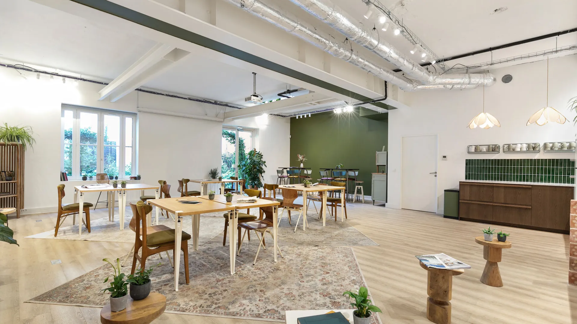 Petites tables pour travail informel chez Keeze Le Pavillon, idéales pour un espace de coworking ou une réunion à Paris.