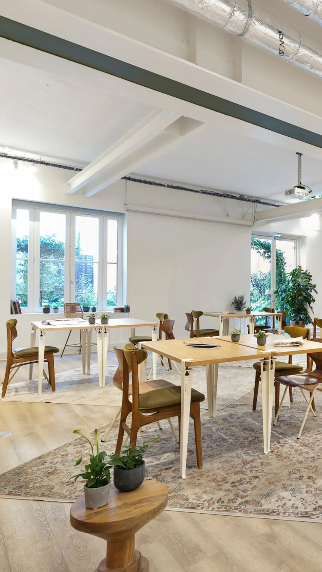 Petites tables pour travail informel chez Keeze Le Pavillon, idéales pour un espace de coworking ou une réunion à Paris.