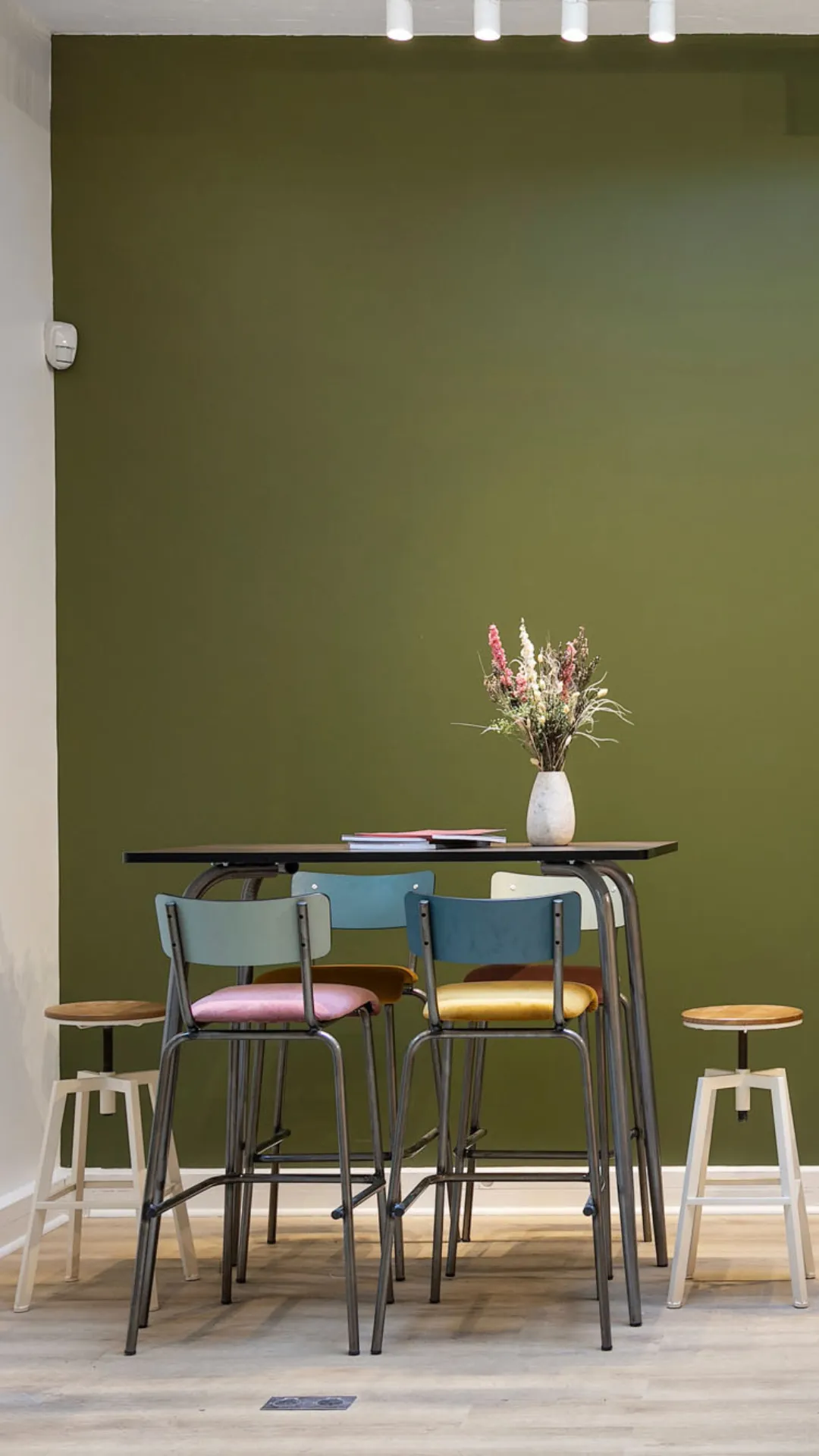 Canapés et fauteuils sur terrasse extérieure chez Keeze Le Pavillon, parfaits pour un afterwork ou un cocktail à Paris.