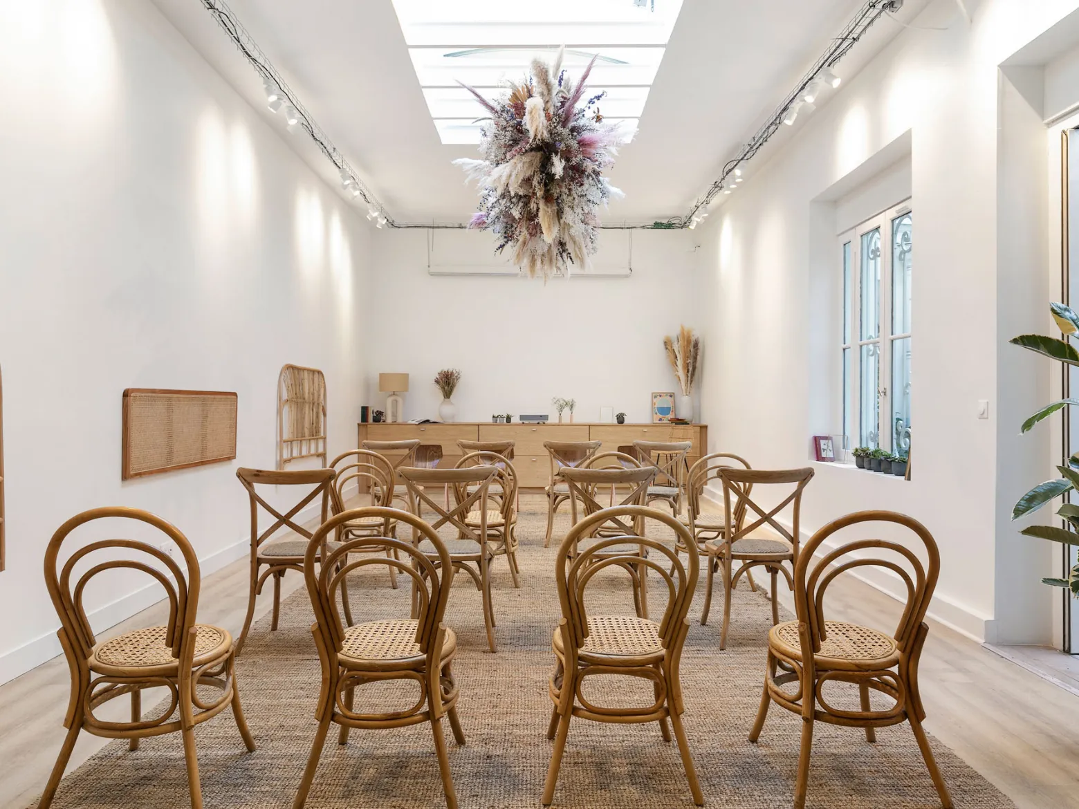 Espace de réunion dans L’Annexe à Paris chez Keeze, idéal pour des réunions d’équipe ou des ateliers collaboratifs.